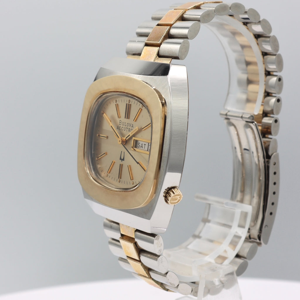 Vintage 1975 Accutron Chunky Day-Date Men's Tuning Fork Vintage 1975 Accutron Chunky Day-Date Men's Tuning Fork